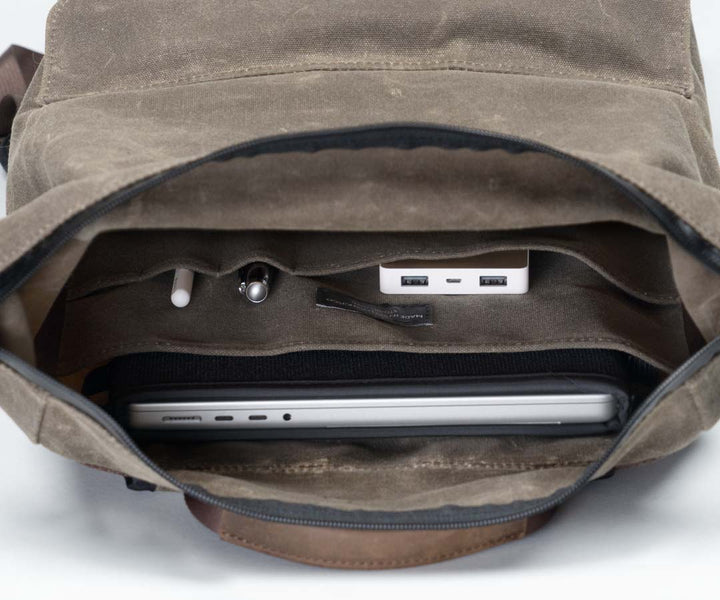 Main compartment with organizational pockets