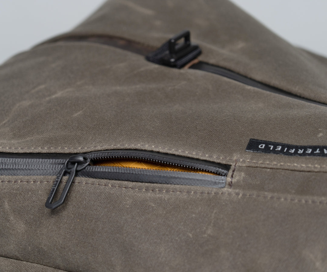 Front pockets with water-resistant zippers