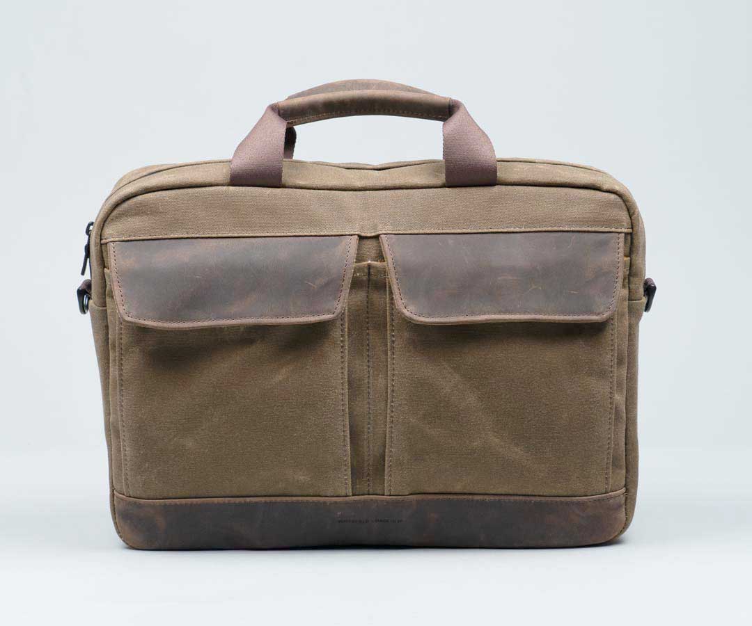 Pleated front pockets with magnetic full-grain leather flaps