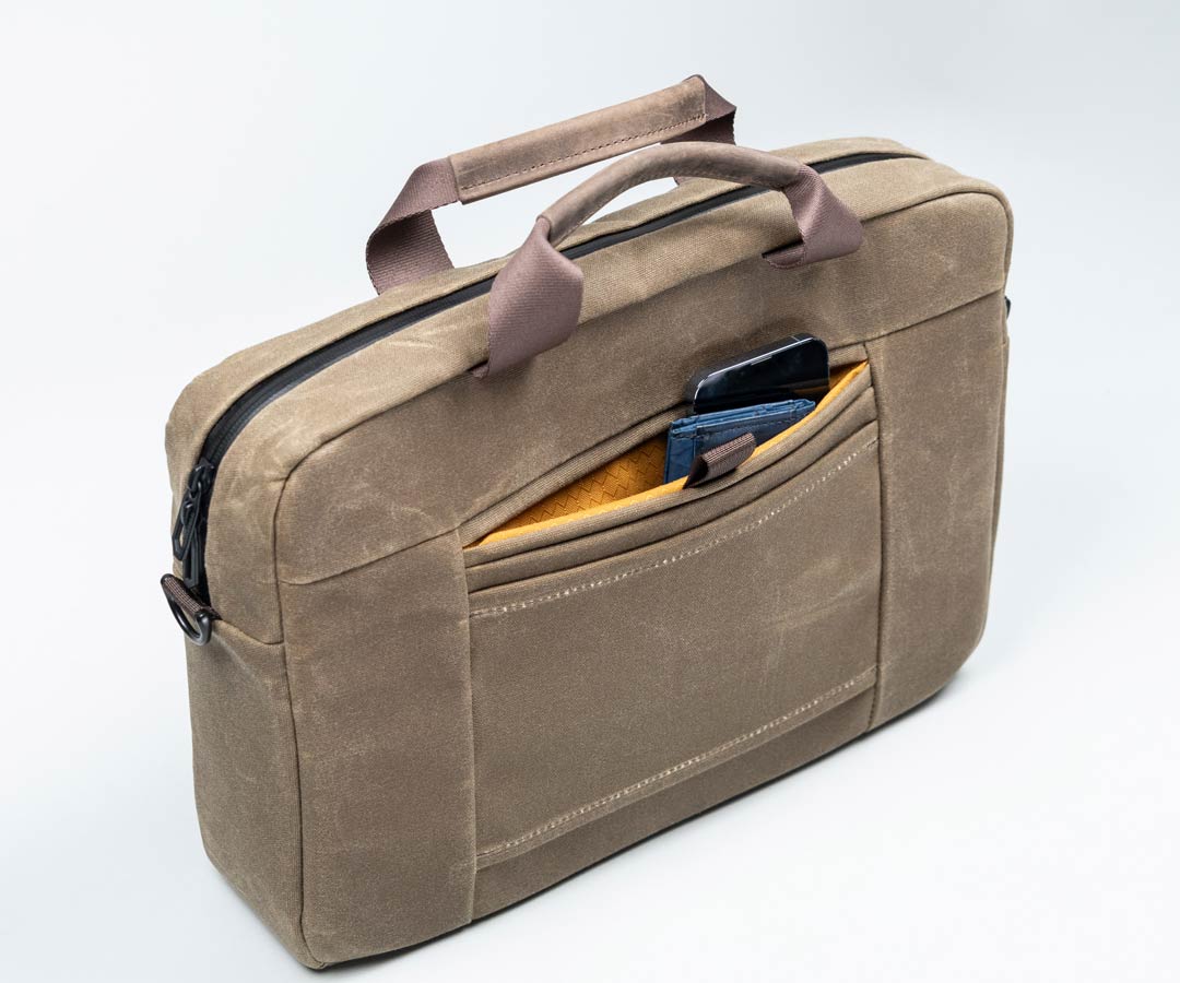 Discreet rear pocket with magnetic closure