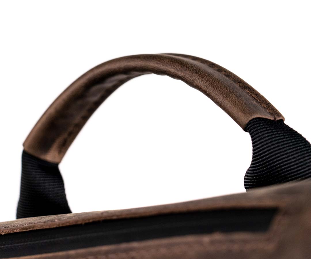 Full-grain leather handle for all-day comfort