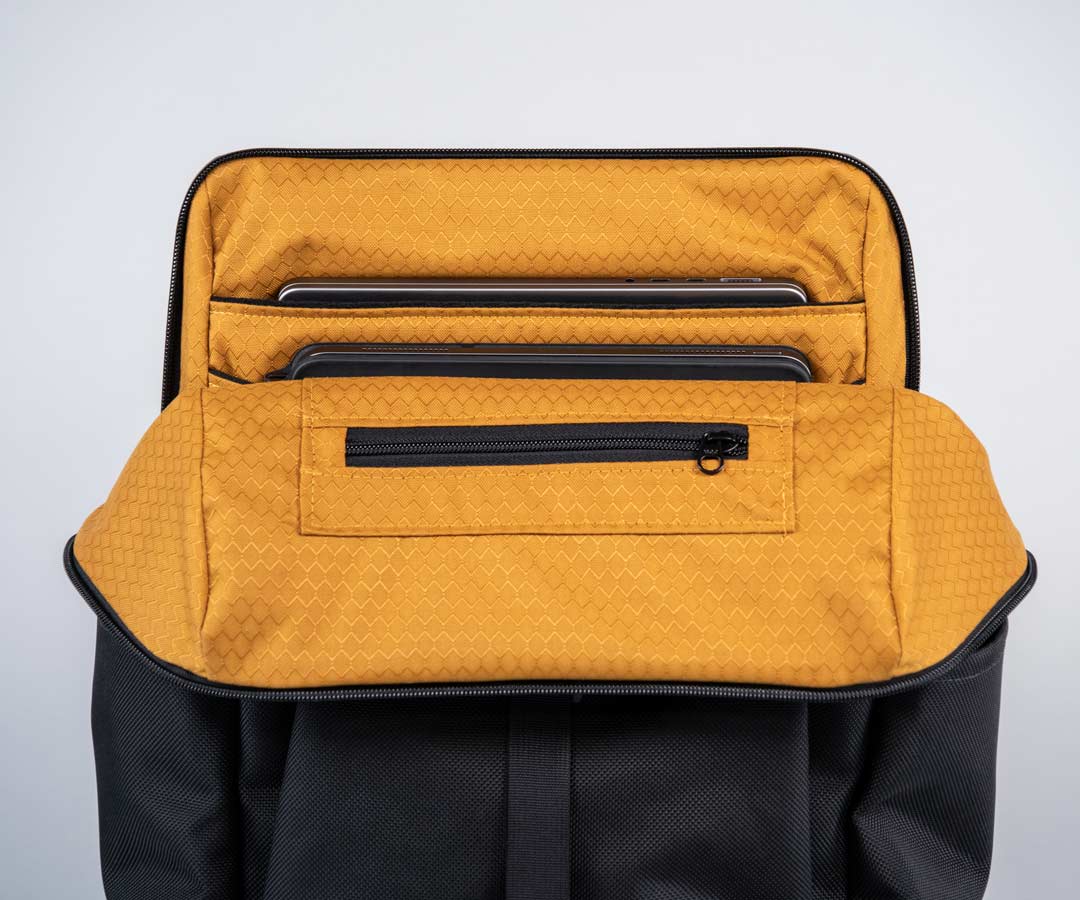 Two laptop compartments padded in soft fleece