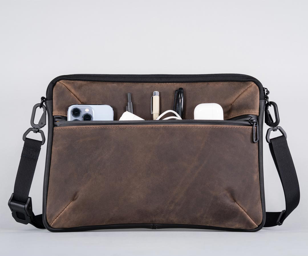 Minimalist laptop outlet messenger bag